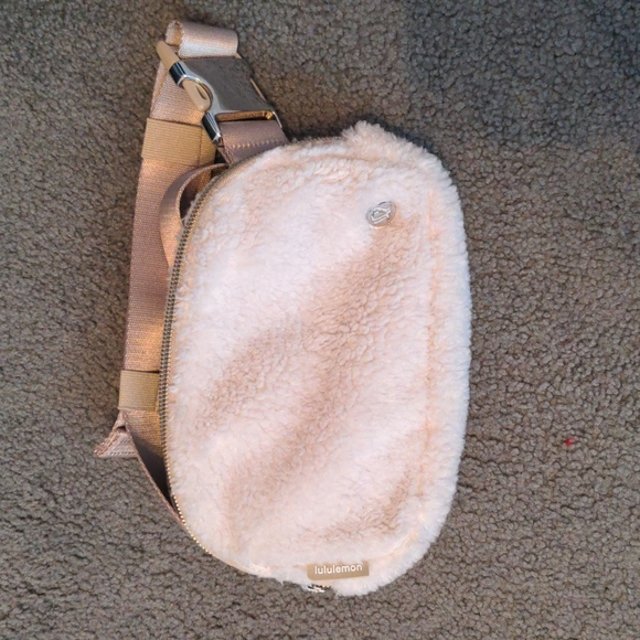 Lululemon everywhere belt bag *fleece - Picture 5 of 6